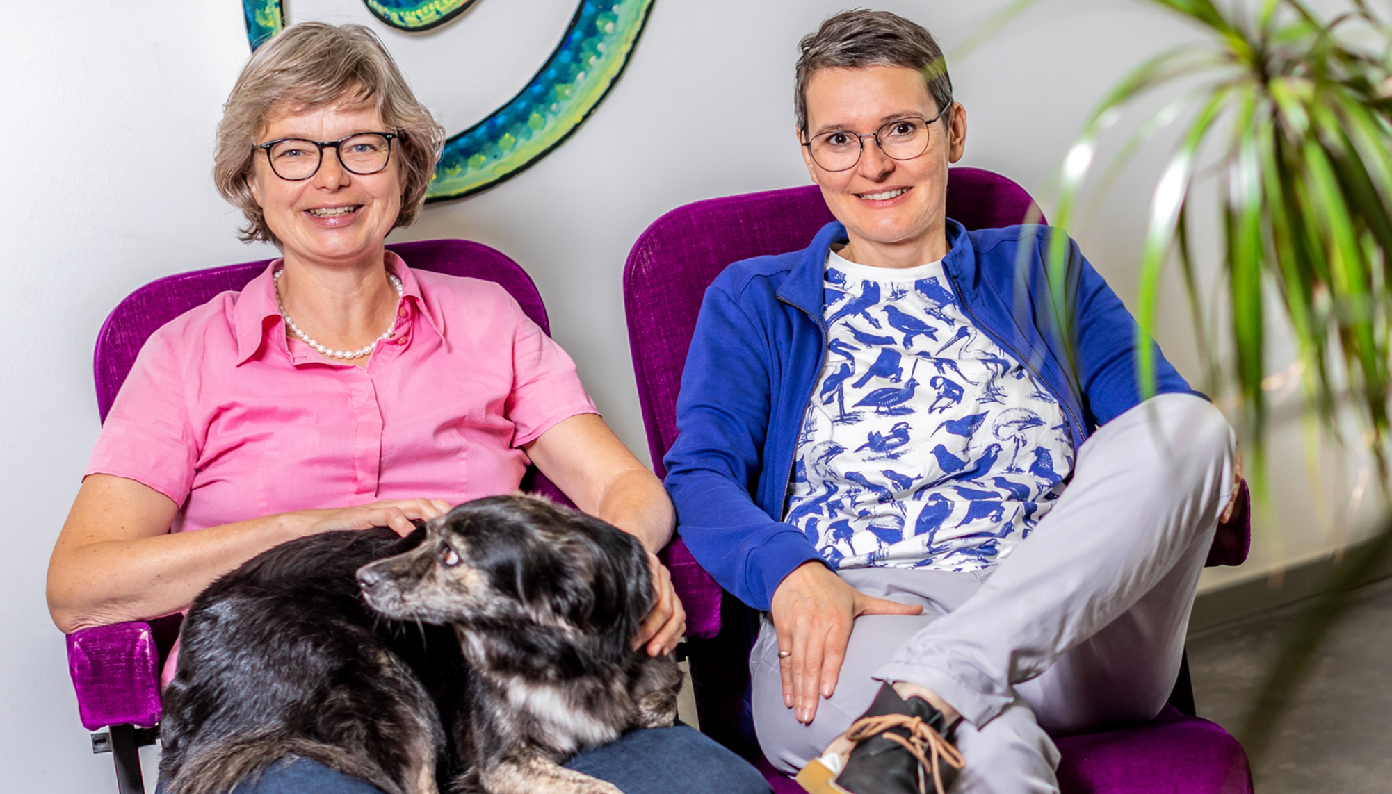 Sibylle Kamphuis und Susanne Kosub mit Bürohund Pünktchen